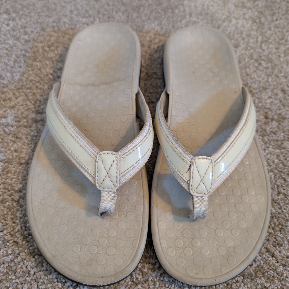 Vionic Cream Sandals with Thong Design and Textured Footbed
